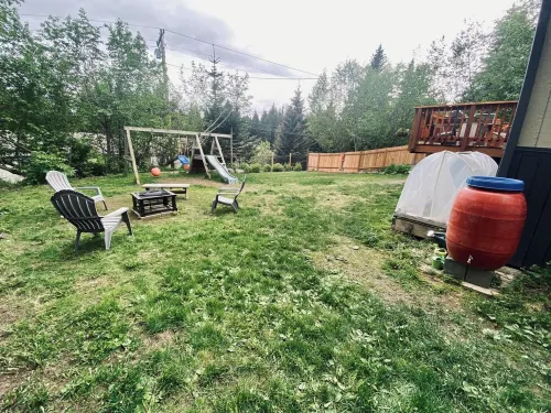 Cozy family- friendly in town house w/ a backyard, garden, BBQ, and a firepit.