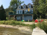 Spacious waterfront Berkshire home family private get-away