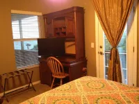 Pine Island - Weeki Wachee Ocean View Home- Walk to Beach on Secluded Island Weeki Wachee Spring附近的飯店