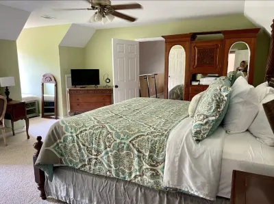 Hot tub*Prvt Lake*Land*Nature* up to14.ppl - Weddings/Retreats Rates Hotels near Walmart Pharmacy