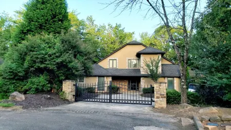 LL's house in the heart of Helen