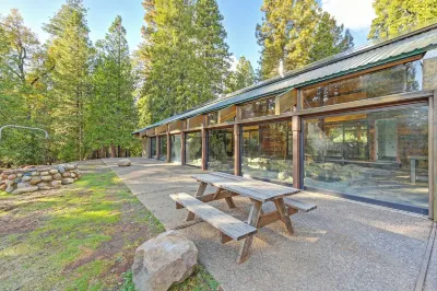 Snowline Lodge with Indoor Pool, Pickleball, Hot Tub and Disc Golf!
