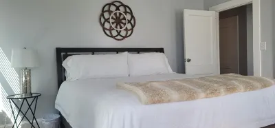 Homely Apt w/ 2 King Rooms, Porch - 10 Mins to DT!