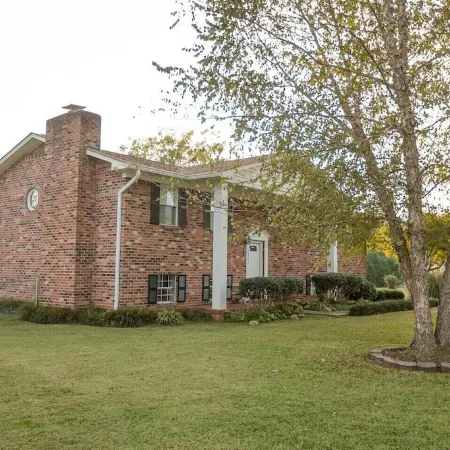 ROOMY!, pet friendly, fenced backyard.