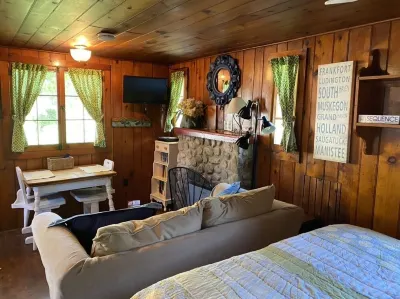 Parkview Cottage #1 - 1/2 block to beach.