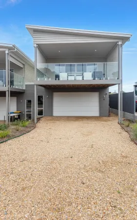 Modern  Beachhouse,  sea views Great location, 3 mins to the beach.