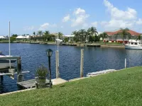 Vacation Paradise ! Relax in the Sunshine! Waterfront ! Mins to Downtown.