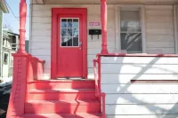 Newly Renovated! - Sunny, Plush, Comfy, w /Coffee!