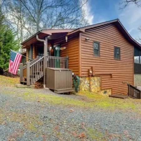 Katahdin Cabin, tranquil n rustic with inside hot tub, close to town! Romantic!