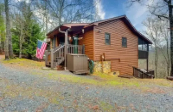 Katahdin Cabin, tranquil n rustic with inside hot tub, close to town! Romantic!