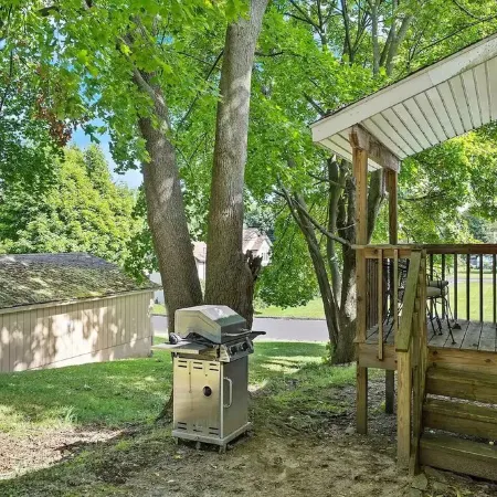 Open Concept /Spacious/ Private /Modern /Hardwoods