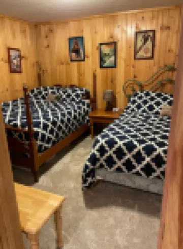 Gorgeous Ski Chalet with Game Room & Hot Tub on Okemo Mt. under 1 mile to base!