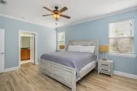 Poolside Haven! Spring break deals, book now!  6 bedroom/3.5 bath/Sleeps16