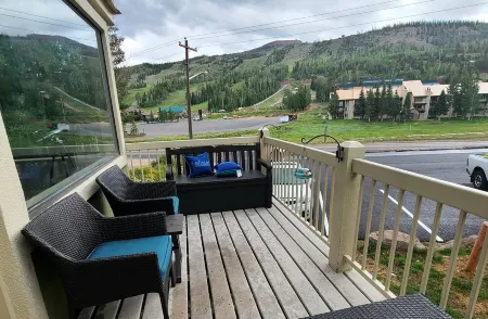 Brian Head Village Escape 4/3 with Ski Slope Views Across from the Lift Unit J-2 Отели в г. Брайан Хед