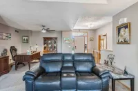 Charming 2-bedroom house in lovely Omaha with AC, WiFi. Hotel a Sarpy County