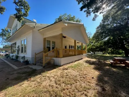 Enjoy a Relaxing Retreat to The Farmhouse in the East Texas Countryside!