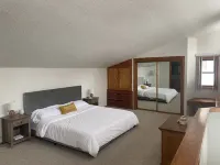 Bluff’s Edge Secluded Retreat with 2 car garage!