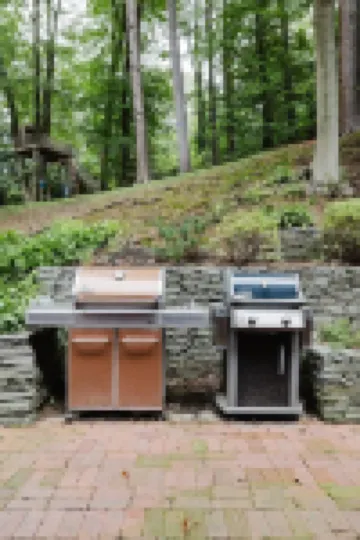 Private Apartment on tree lined 2 acre estate. Close to beaches, farms and NYC. Hotels in Oyster Bay