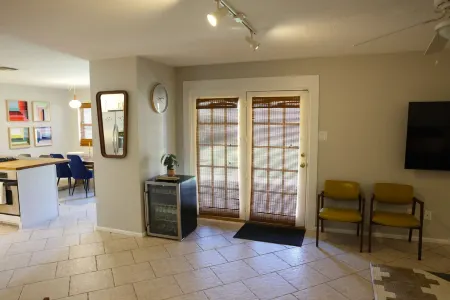 Spacious Mid-Century Modern 3BR 2BT