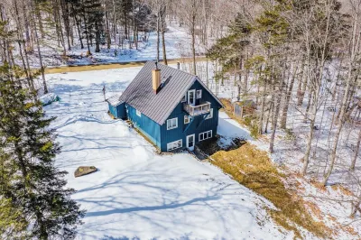 Cozy Chalet 12 Min to Stratton, 7 Min to Bromley & 15 Min to Manchester