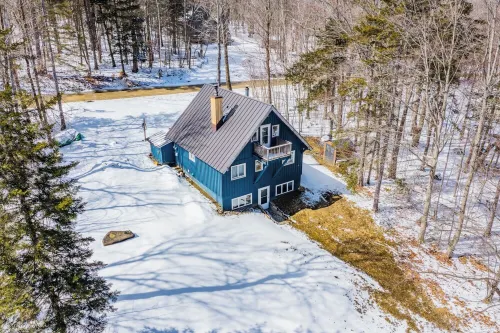 Cozy Chalet 12 Min to Stratton, 7 Min to Bromley & 15 Min to Manchester