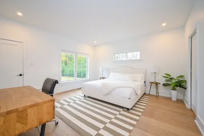 Chic Southampton Getaway w/Heated Pool. Minutes away from village & beach.