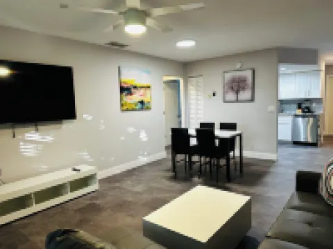 Chic newly remodeled  2bd 2bath apartment with AC, WiFi in vibrant Delray Beach