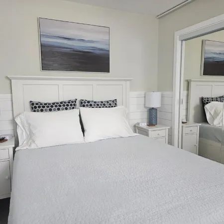 Island Duplex unit: 2-bed/2-bath close to beach, pets welcome