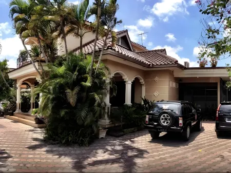 Patria Plaza Hotel Отели в г. Sananwetan