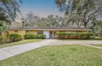 The Pond House! Large Pool, 10 Sleeps, Pool Table, Firepit, 10 Min UF