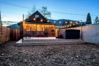 Downtown Rogue River, Game Room, 70" Smart TV, Two Minutes to I-5
