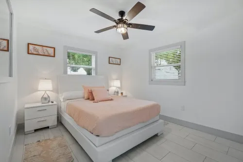 4BD 2BA near Anna Maria & downtown, private yard, RV/boat parking, sleeps 10