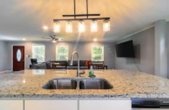 Spacious 4 BR 3 Full Bath House Near Airport & Shopping!