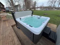 2-bedroom house on Strawberry Lake in Pinckney, MI with hot tub, WiFi. Hotels near Penosha Trail