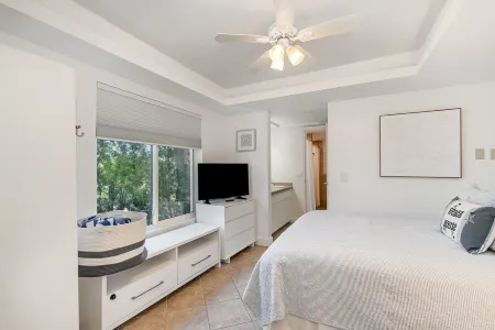 Corner unit private balcony ocean view, pool & spa, beachfront access in Florida