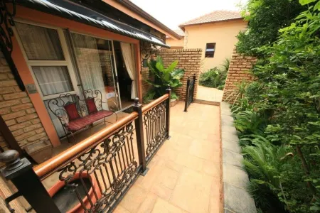 Le Cozmo Guesthouse Отели в г. Альбертон