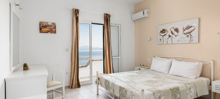 Four-Bedroom Villa Eleni by Konnect, with Private Pool & Stunning Seaview Hotels in Feakes