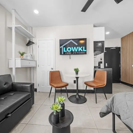 Baybreeze Apartments by Lowkl