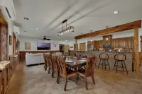 Oakridge Ranch: Pool + Hot-tub, Pickleball Court, Whiskey & Wine Room! فنادق في Blanco County