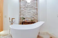 Rooftop Deck Walk to River Downtown Fire Pit