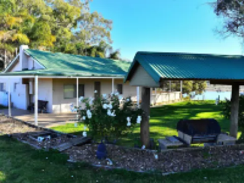 Mundic Waterfront Cottages Hotels in Renmark