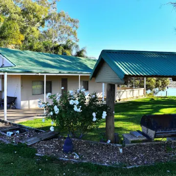 Mundic Waterfront Cottages