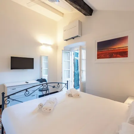 JOIVY Bright 2BR flat, moments from the beach