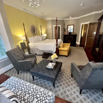 Barksdale House Inn Hotels near King’s Leaf Cigar Lounge