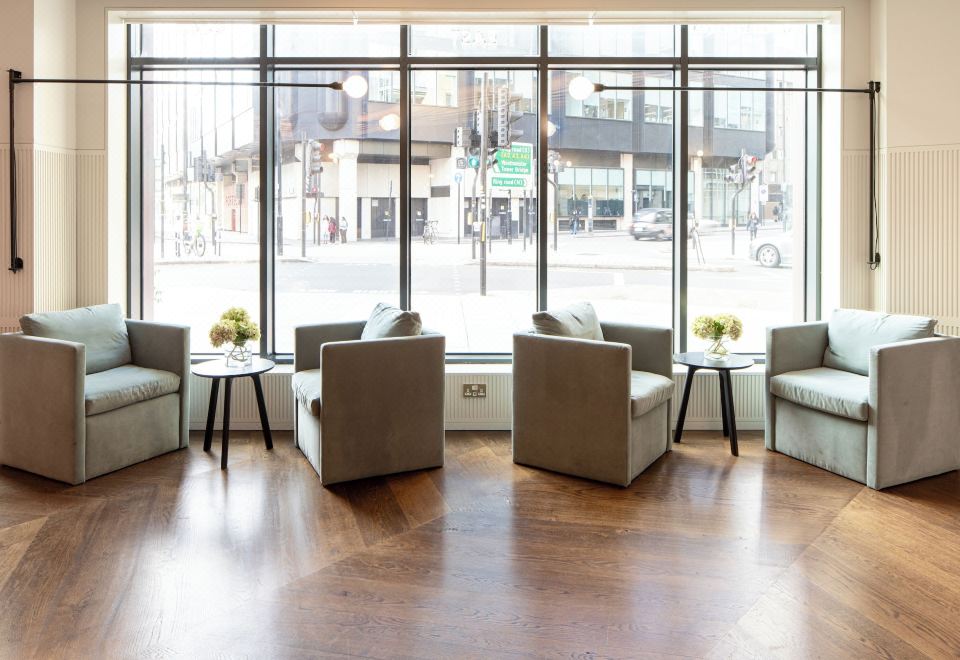 록웰 이스트-타워 브리지의 외관