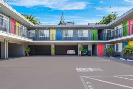 Signature Inn Oakland Отели рядом с достопримечательностью «Crescent Lawn | UC Berkeley»