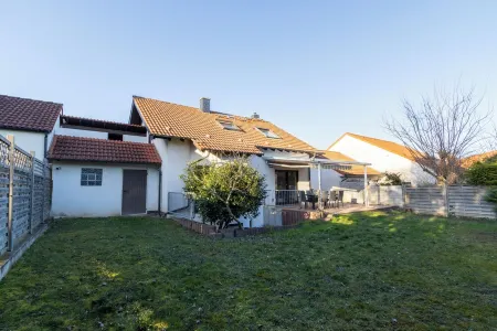 Fully equipped vacation home with large garden and free parking spaces