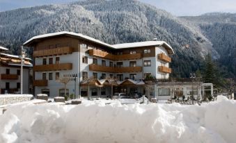 Ariston Lake View Hotel