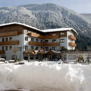 Ariston Lake View Hotel