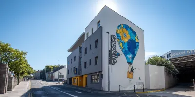 Snoozles Galway City Centre فنادق في 